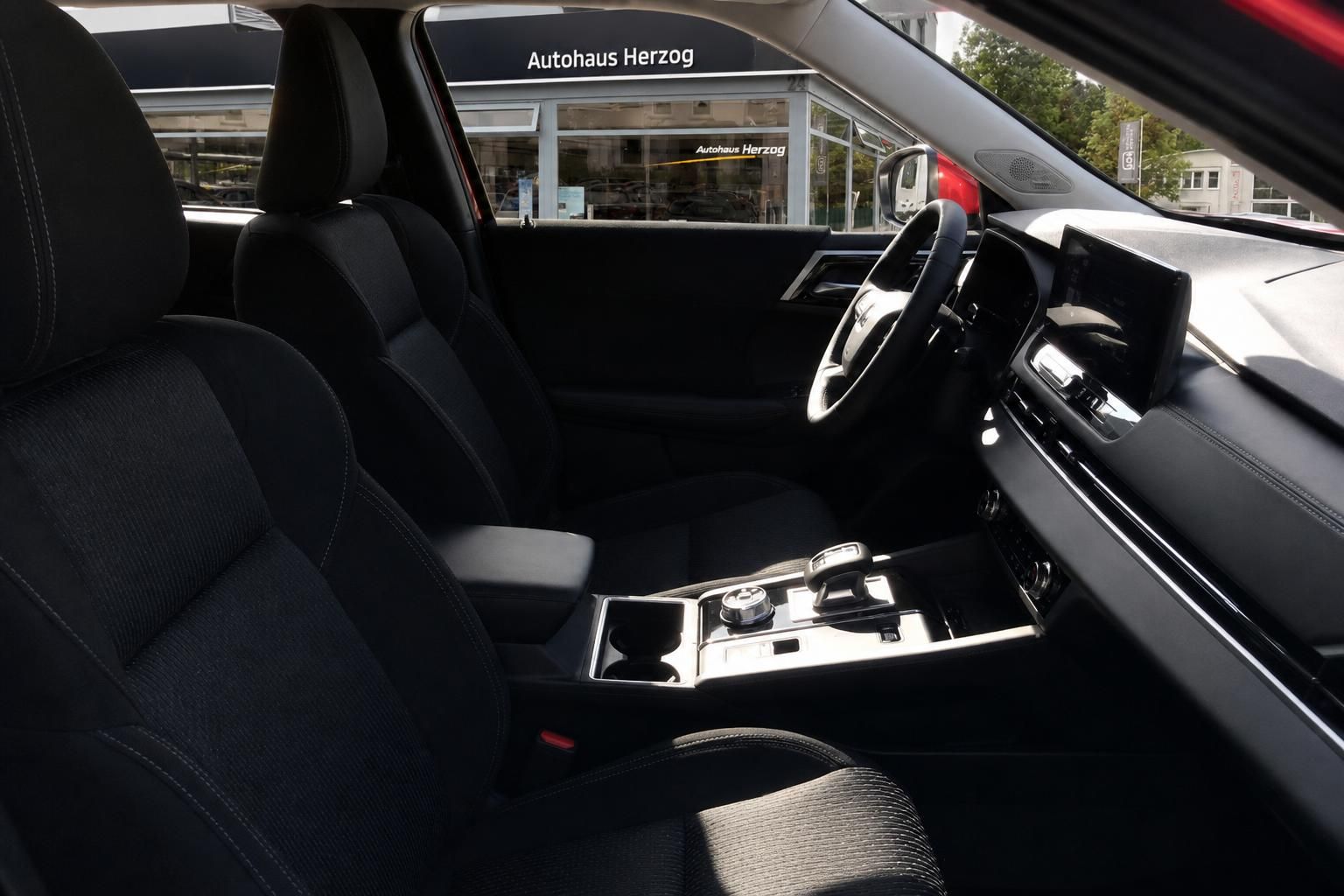 Mitsubishi Innenraum Beifahrerseite mit Mittelkonsole - hochwertige Materialien und praktisches Layout