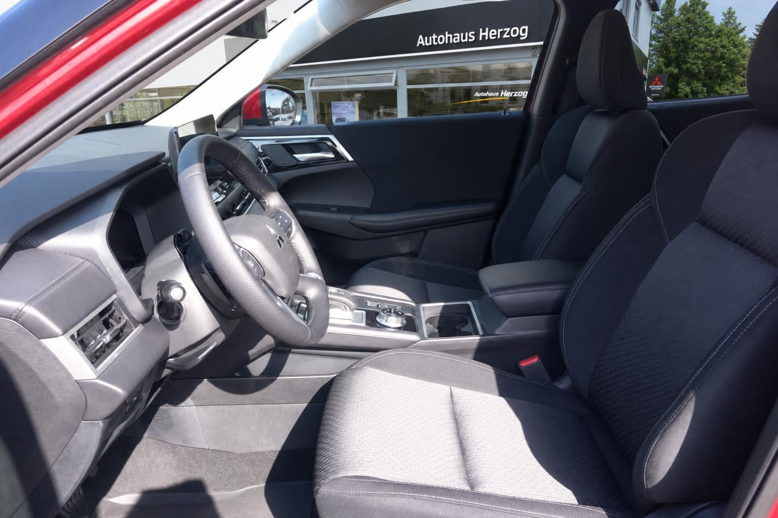 Mitsubishi SUV Innenraum Fahrersitz - hochwertige graue Stoffsitze mit ergonomischem Design
