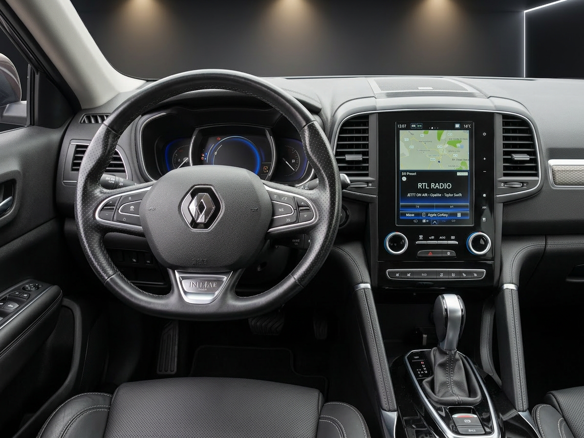 Renault Koleos Initiale Paris Innenraum Cockpit mit Lenkrad und großem Touchscreen-Display