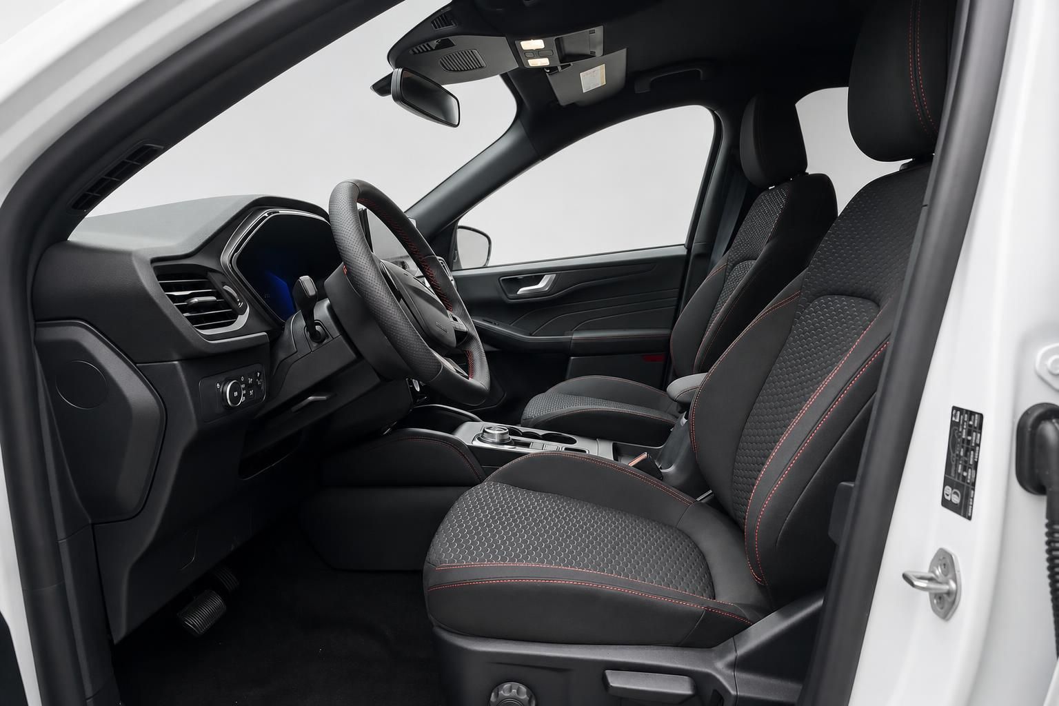 Ford Kuga Innenraum mit schwarzen Sportsitzen und roten Ziernähten