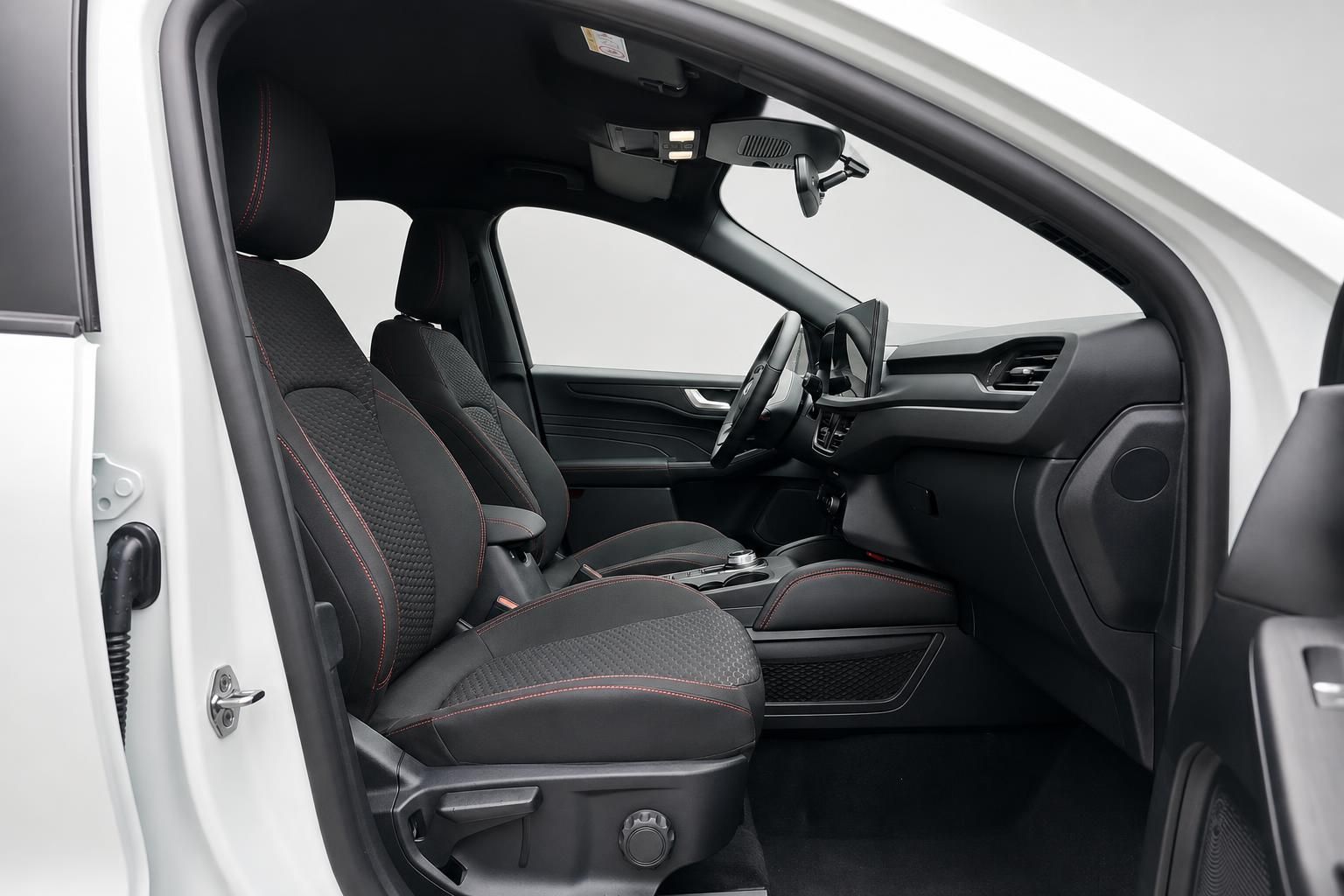 Ford Kuga Fahrersitz und Cockpit durch geöffnete Tür