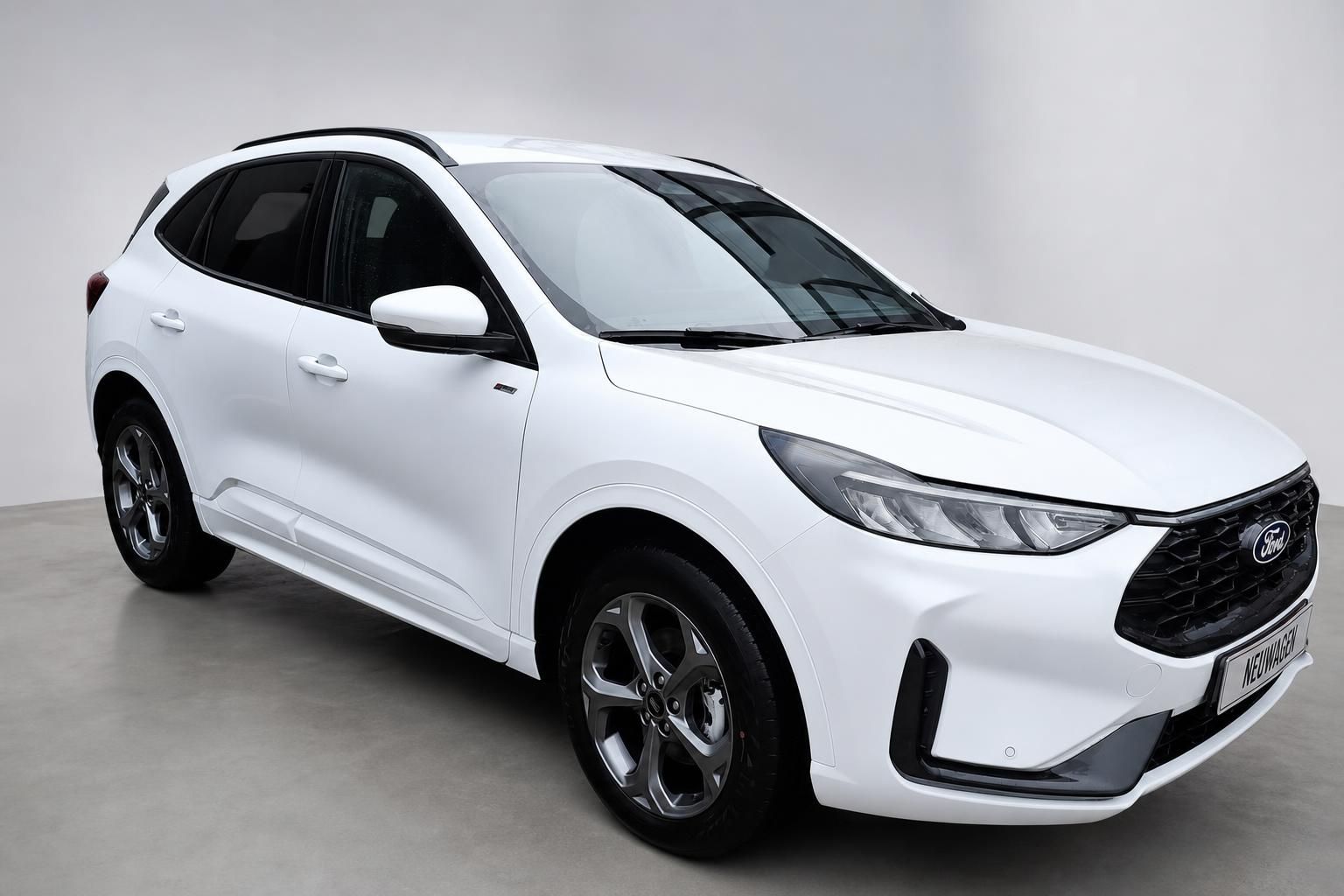 Ford Kuga weiß SUV Frontansicht seitlich im Studio