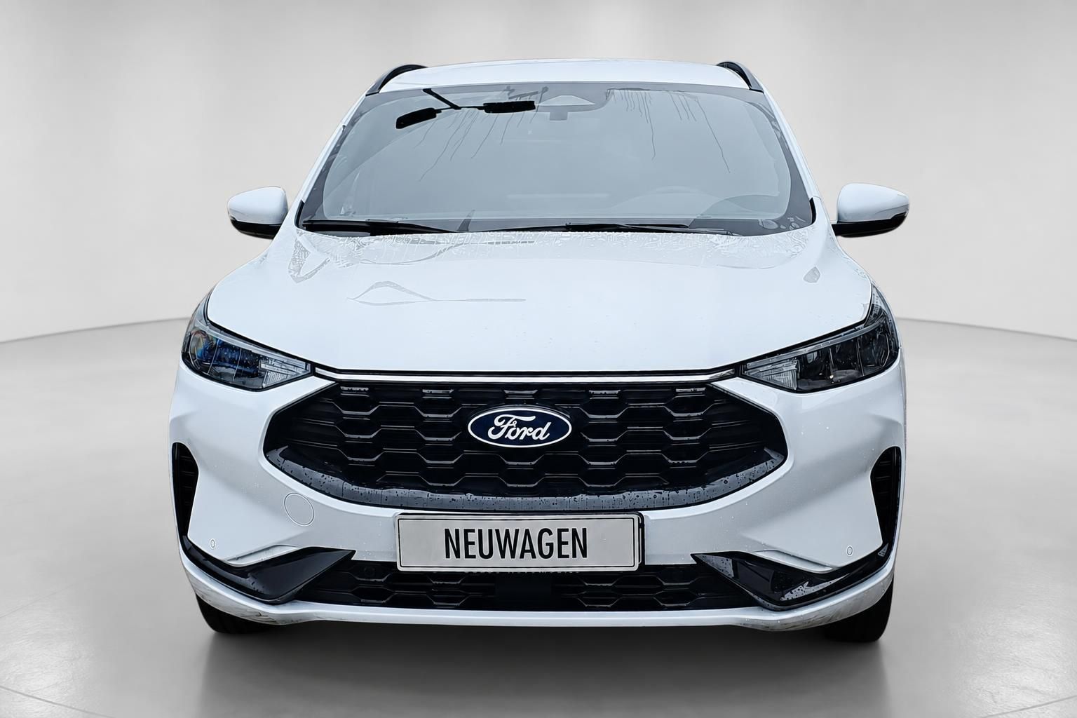 Ford Kuga weiß SUV Frontansicht mit Kühlergrill und Logo