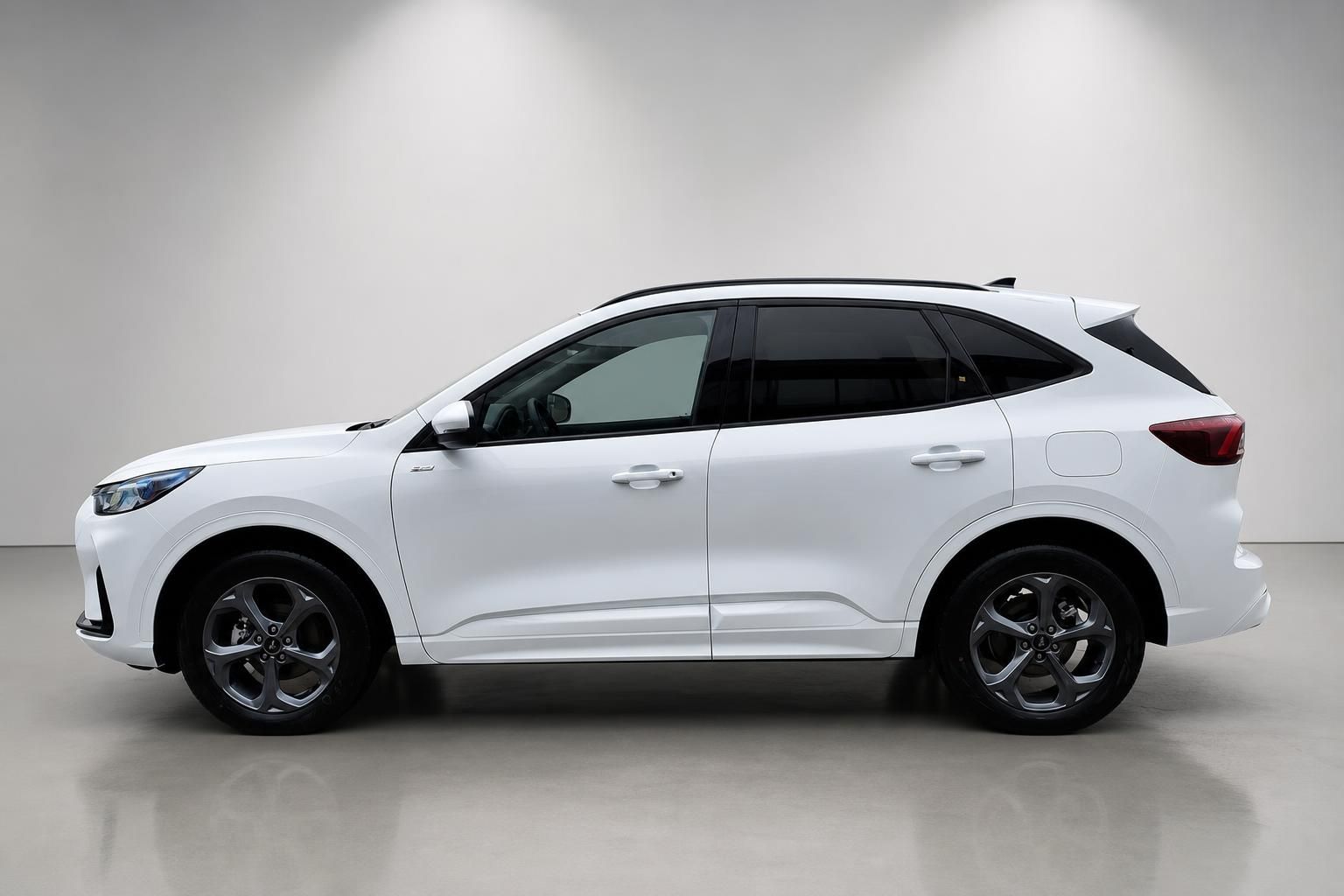 Ford Kuga weiß SUV Seitenansicht komplett im Profil