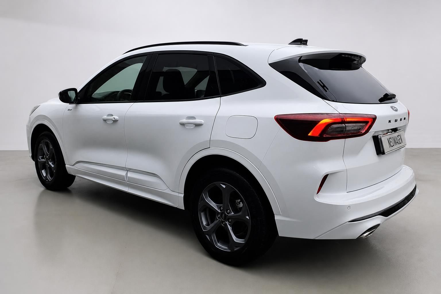 Ford Kuga in Weiß, Heckansicht schräg im Studio