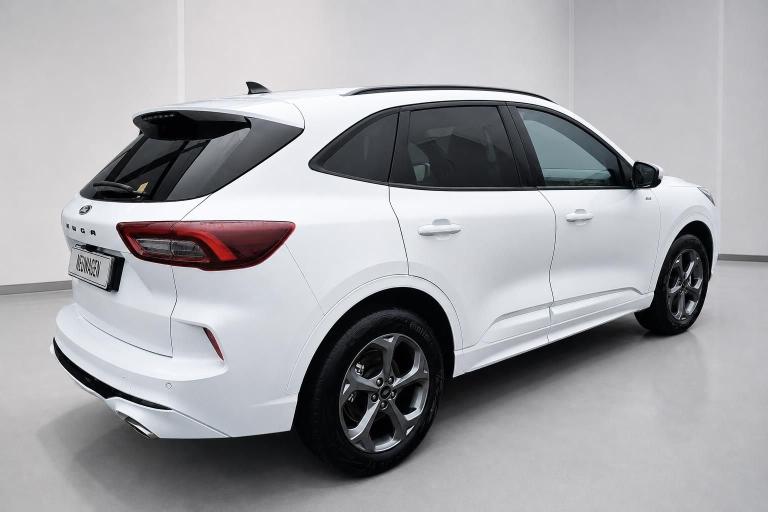 Ford Kuga weiß, Seiten-Heckansicht mit Alufelgen