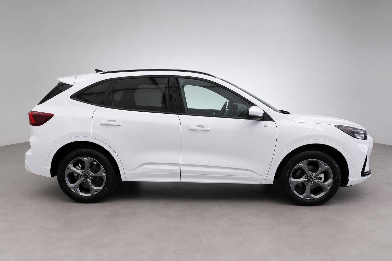 Ford Kuga in Weiß, seitliche Profilansicht im Studio