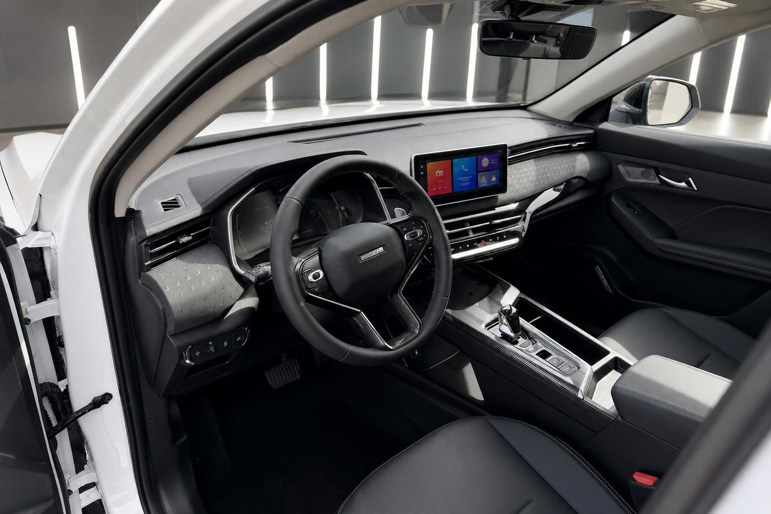 Haval Innenraum mit Armaturenbrett und Ledersitzen von vorne