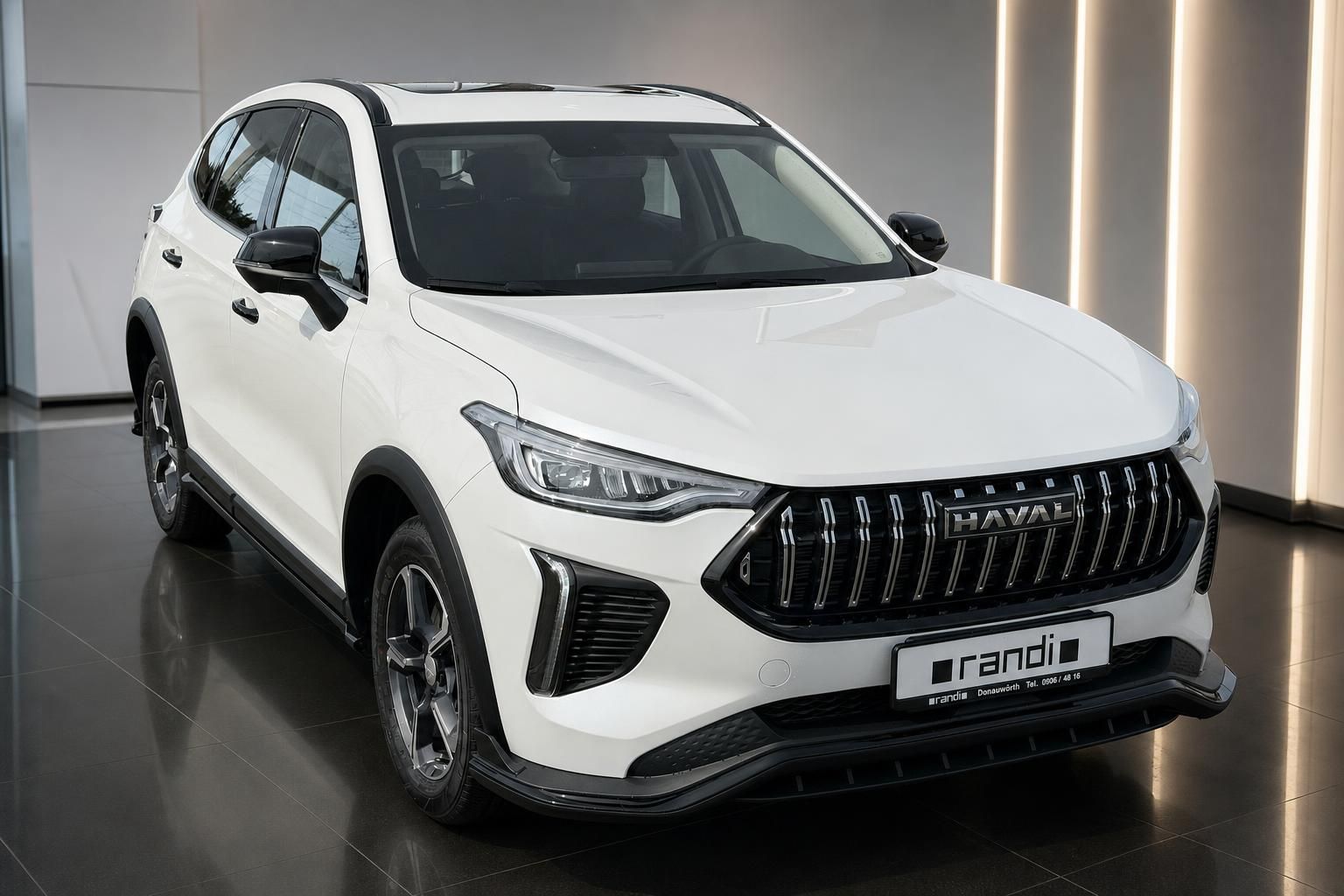 Weißer Haval SUV mit Panoramadach, Frontansicht im Autohaus