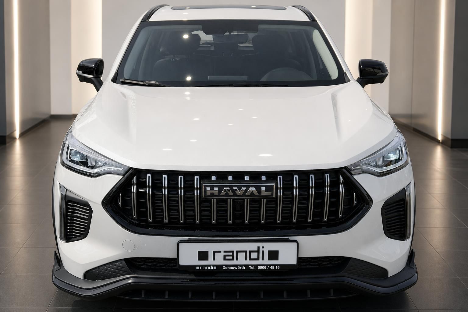 Haval SUV in Weiß Frontansicht im Autohaus