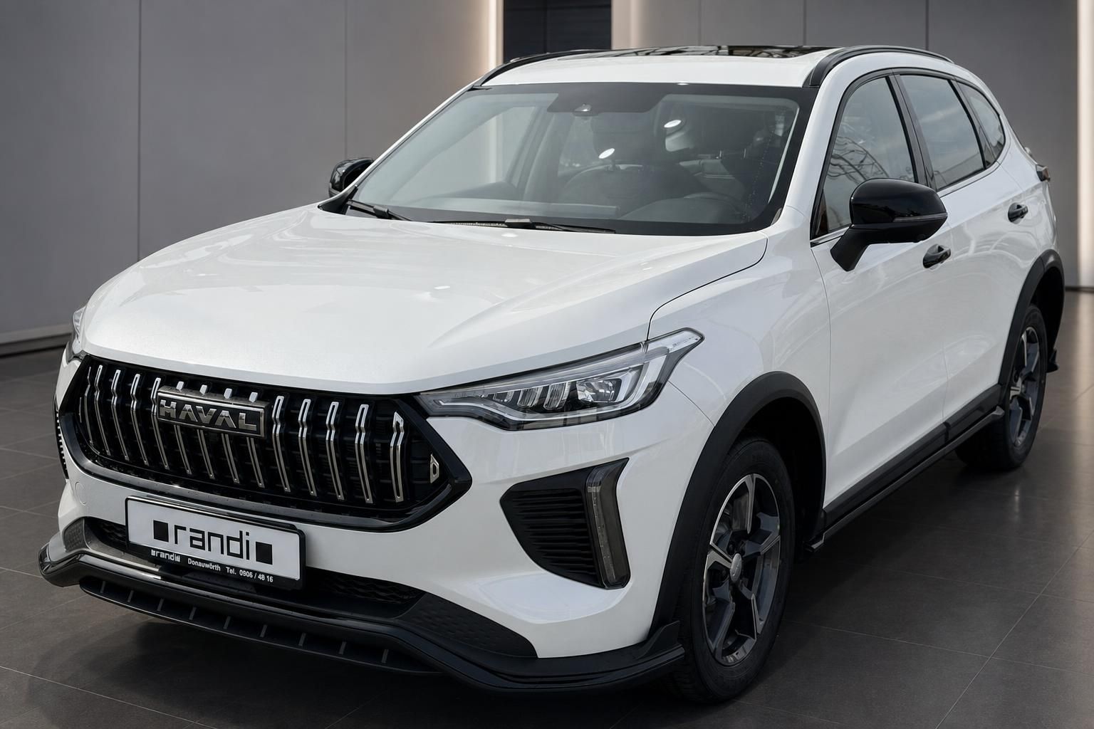 Haval SUV in Weiss, Frontansicht im Autohaus
