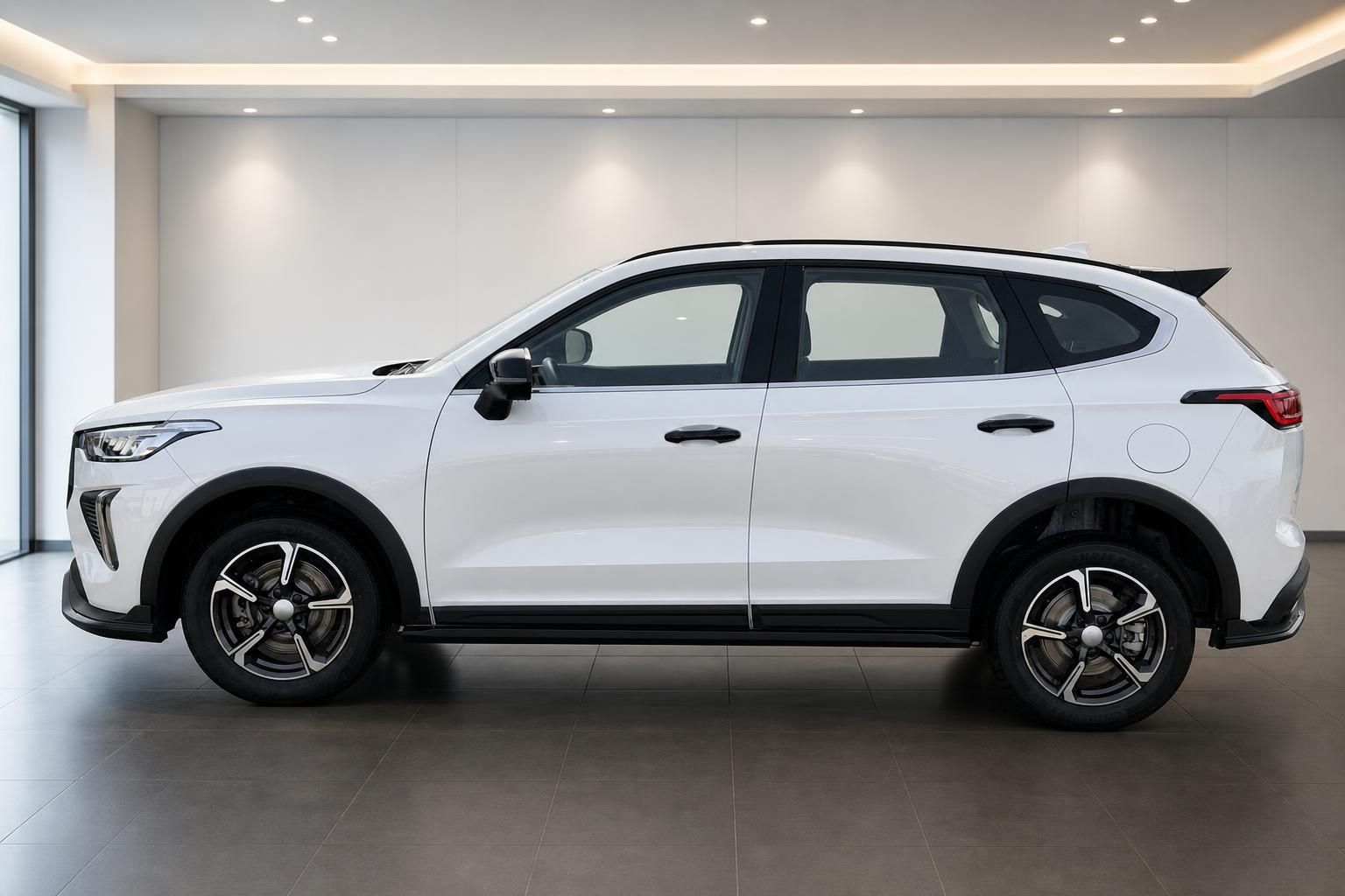 Weißer Haval Jolion SUV Seitenansicht im Showroom