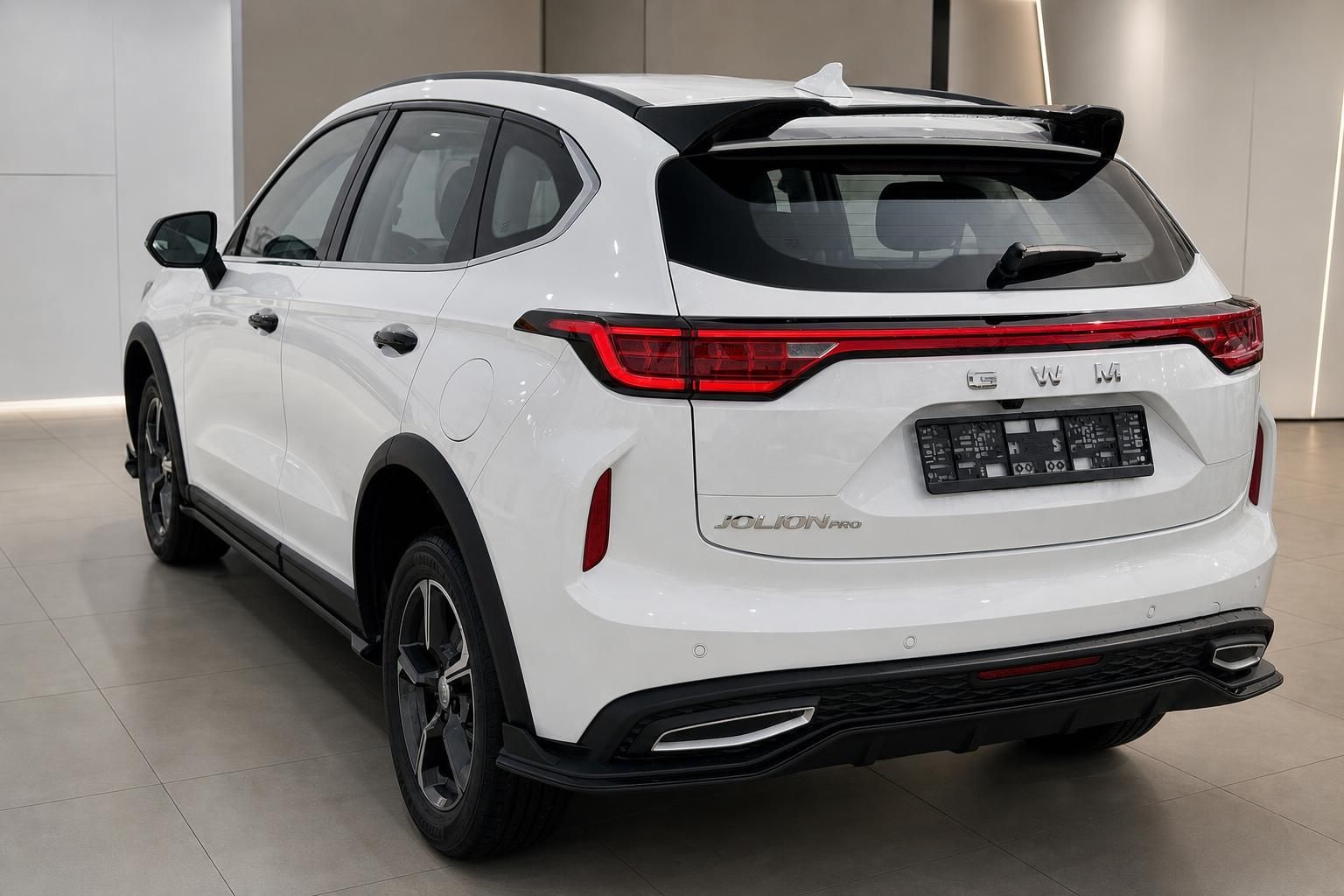 GWM Haval Jolion Pro weiß Heckansicht im Autohaus