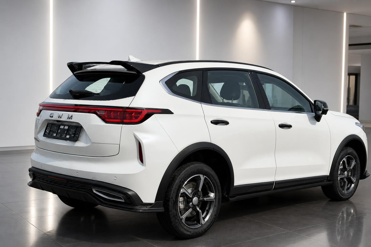 GWM SUV weiß, Heck- und Seitenansicht im Autohaus