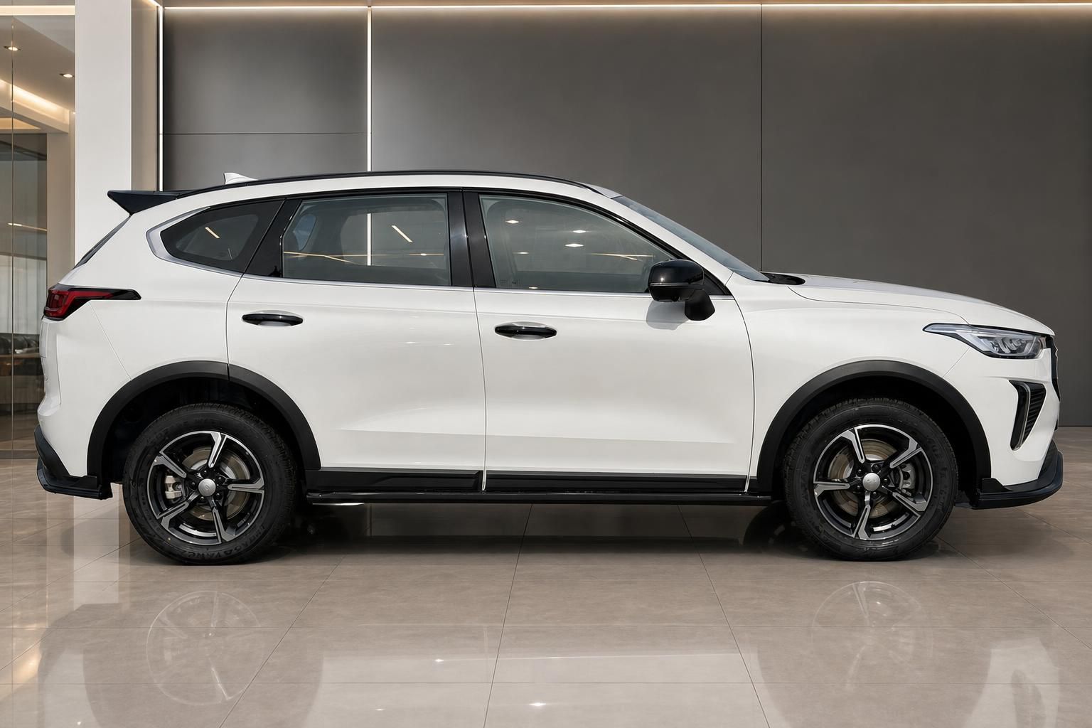 Haval SUV weiß, Seitenansicht komplett im Showroom