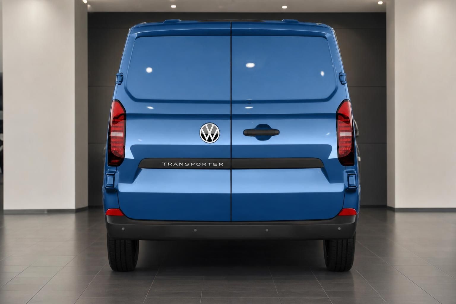 VW Transporter blau Heckansicht mit Flügeltüren und Logo
