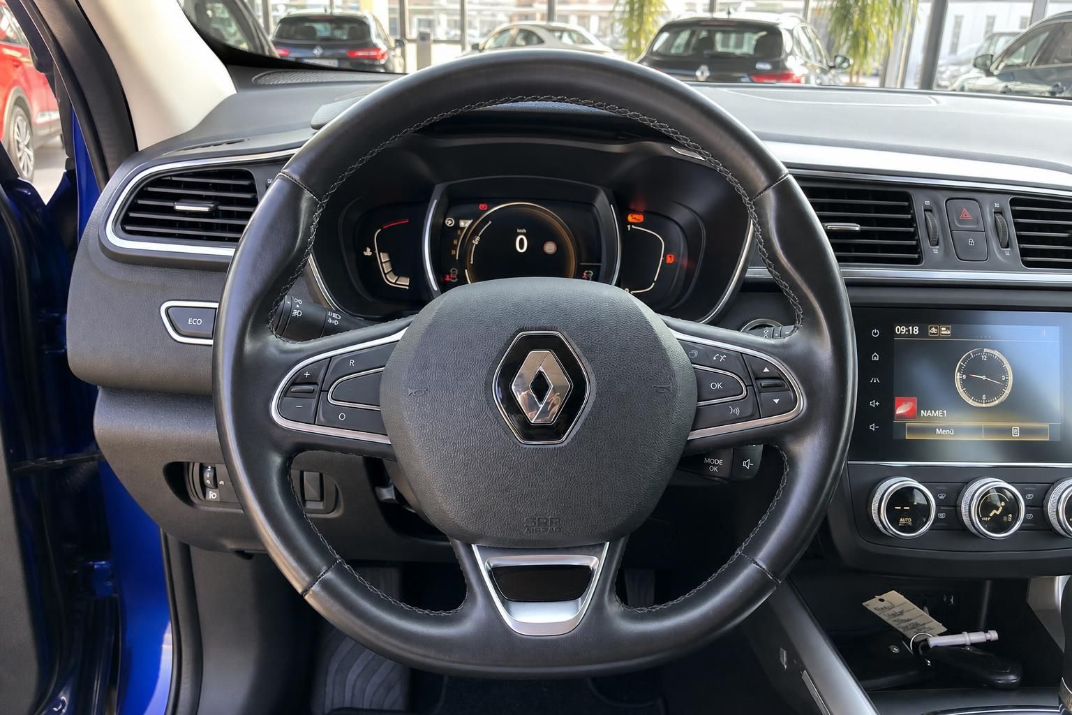 Renault Lenkrad mit Multifunktionstasten und digitalem Kombiinstrument