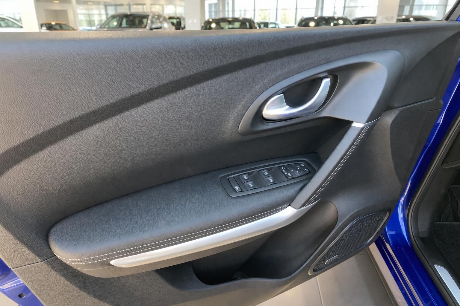 Renault Innenraum blaue Tueraussenverkleidung mit Fensterheber Bedienelementen
