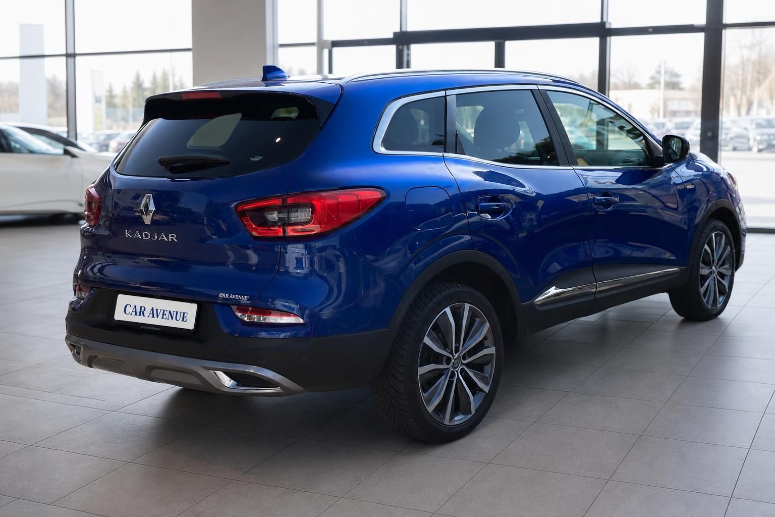Renault Kadjar blau Heck schraeg von hinten im Autohaus