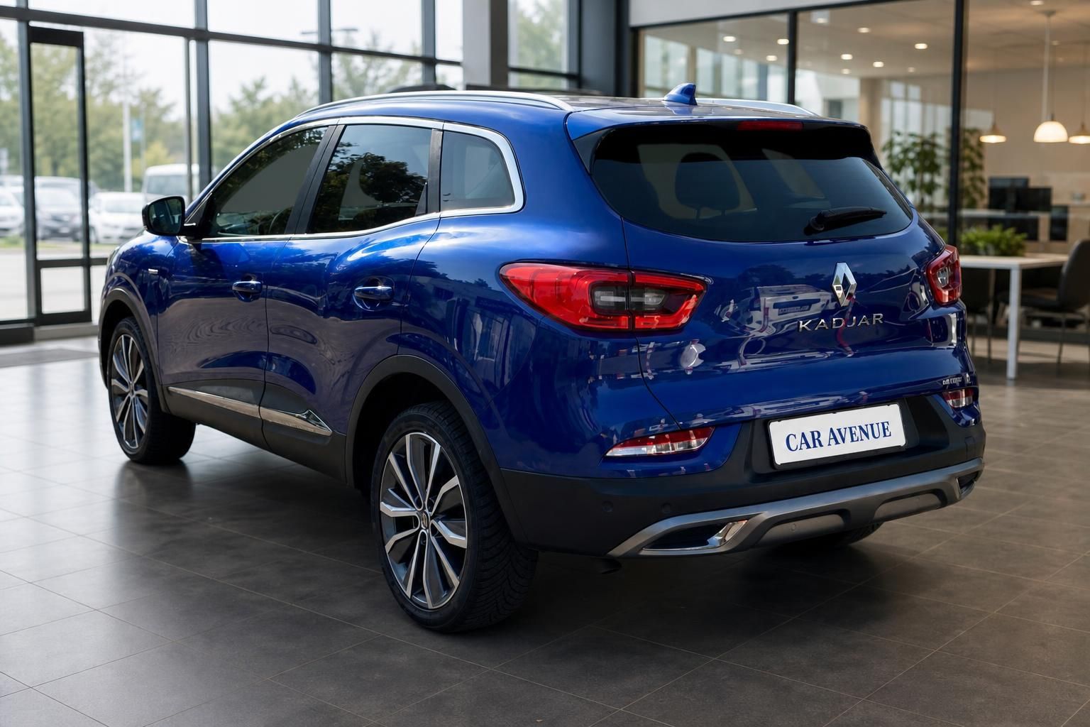 Renault Kadjar blau Heckansicht mit Rueckleuchten im Showroom