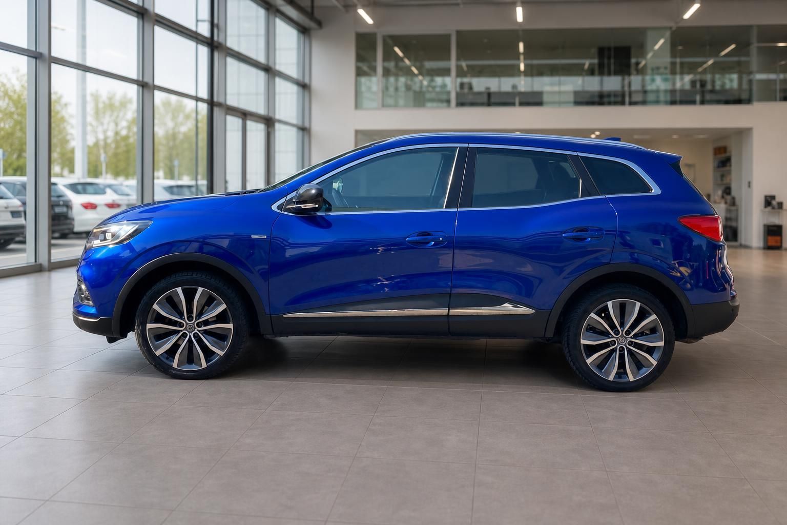 Renault Kadjar blau metallic Seitenansicht im Autohaus Showroom