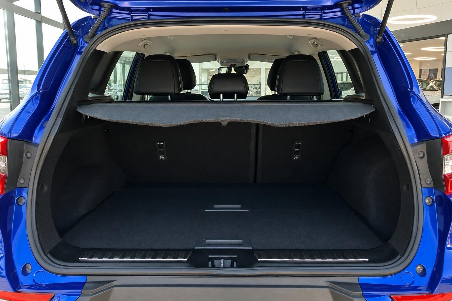 Renault Kadjar Kofferraum mit umgeklappter Rollo-Abdeckung im Detail