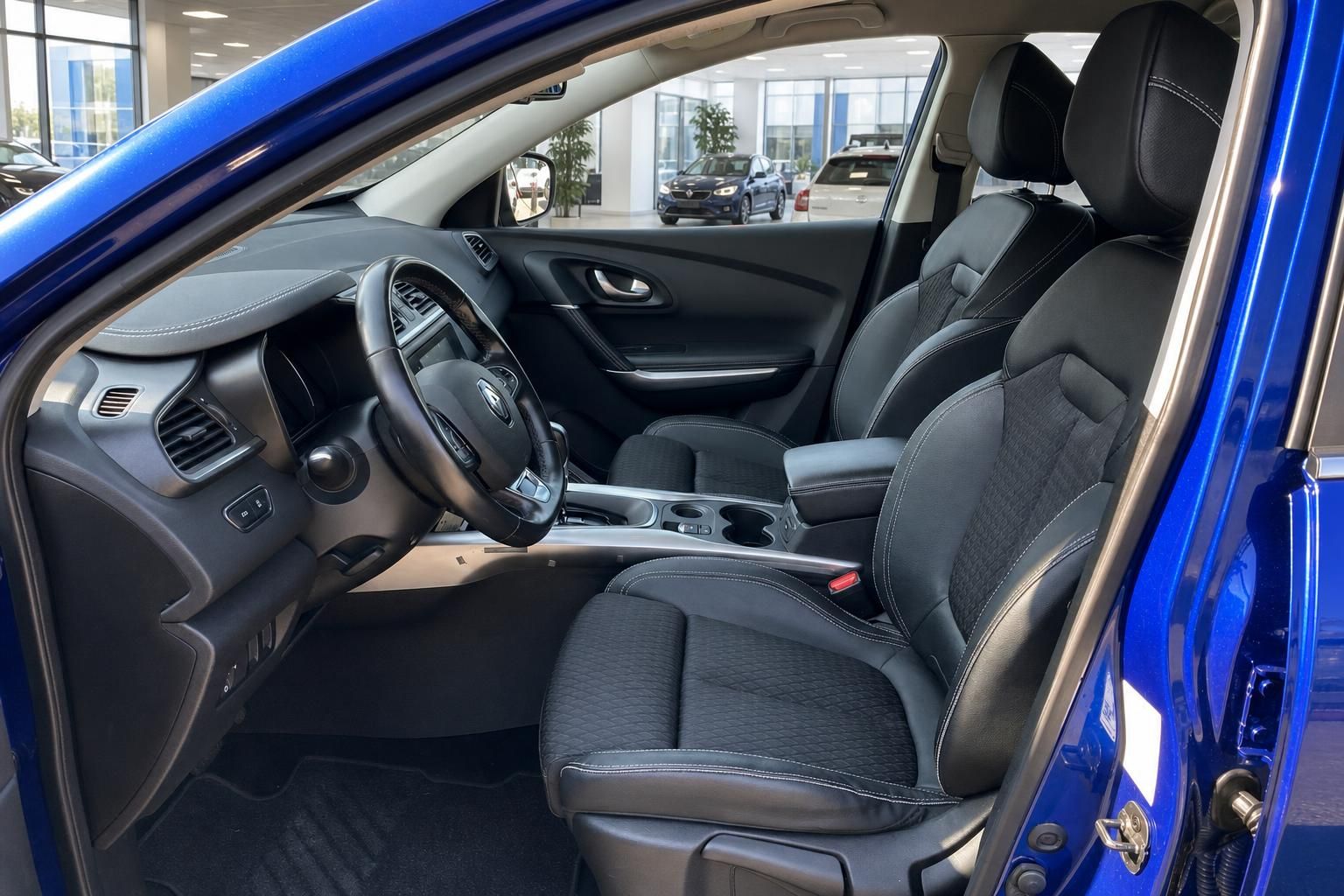 Renault Kadjar Innenraum mit Ledersitzen und Cockpit im Detail
