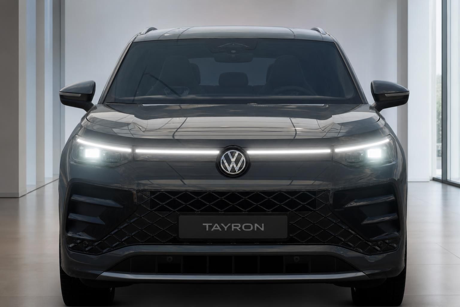 VW Tayron Frontalansicht mit beleuchtetem LED-Tagfahrlicht