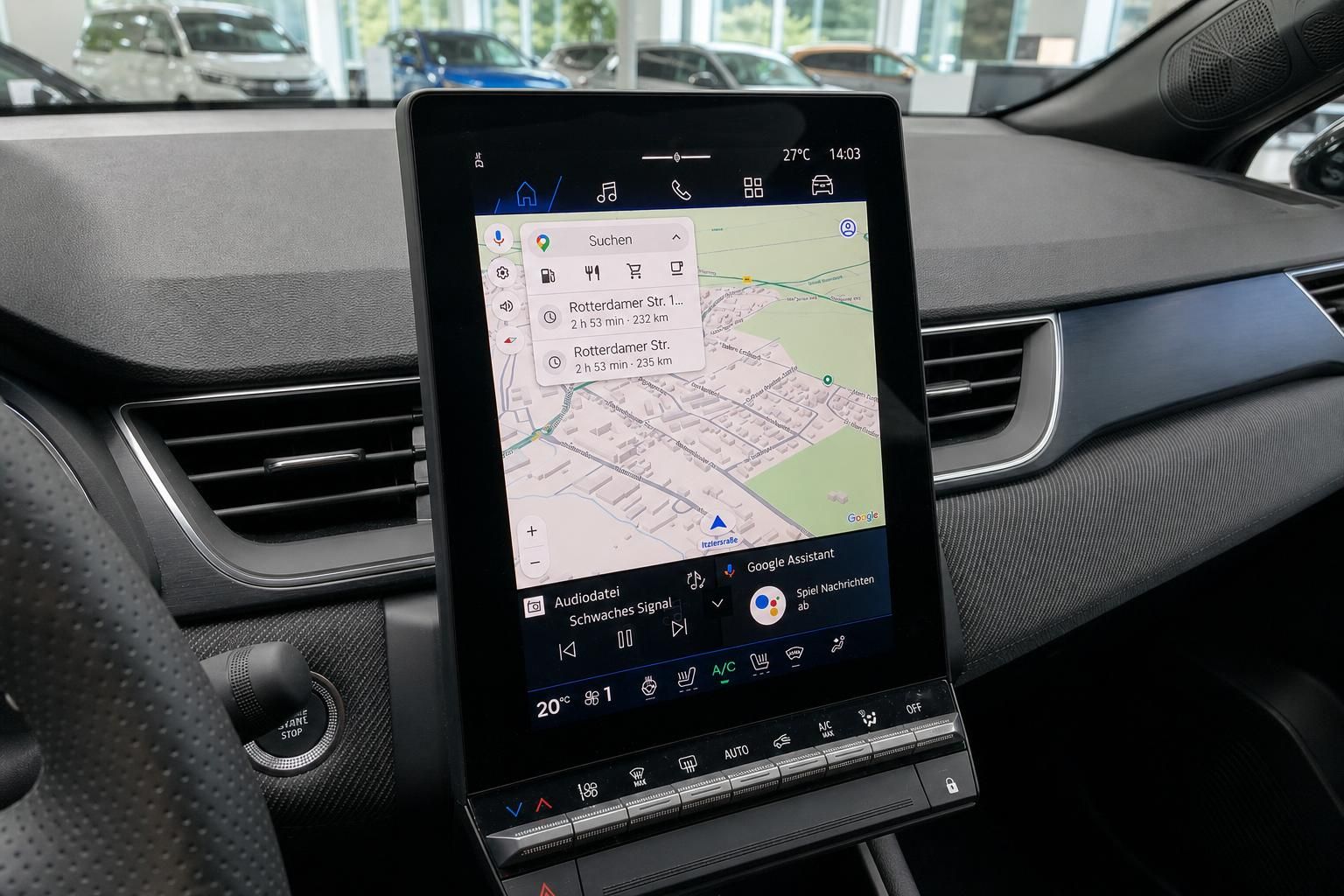 Zentraler Touchscreen mit Navigationssystem und Google Maps im Fahrzeug-Innenraum