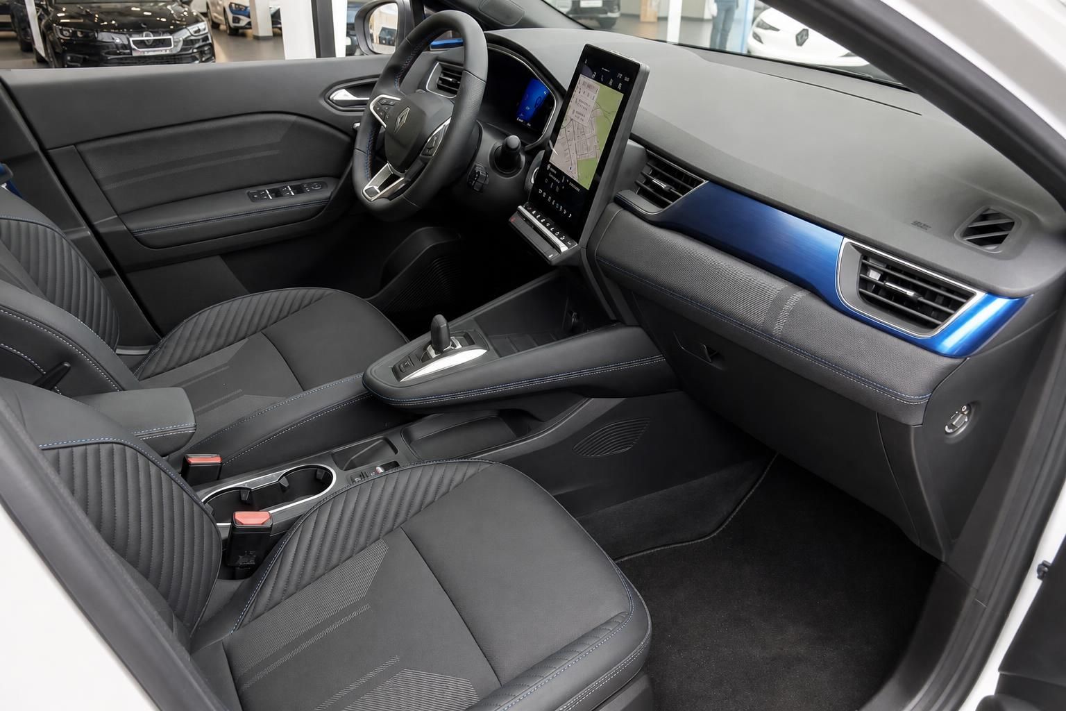 Moderner Fahrzeug-Innenraum mit blauer Ambientebeleuchtung und digitalem Touchscreen