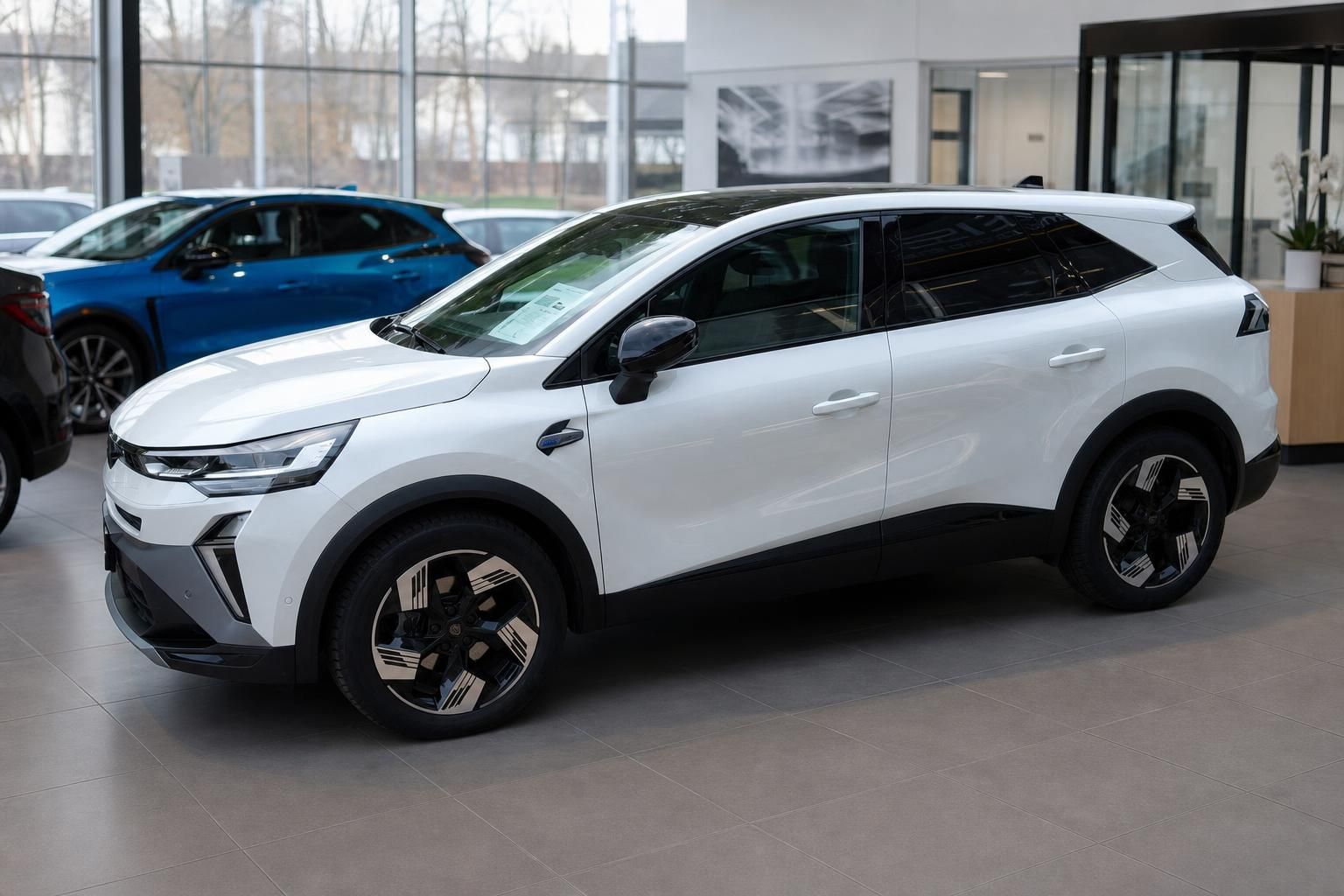 Weißer Renault SUV Dreiviertelansicht von der Seite im modernen Autohaus-Showroom