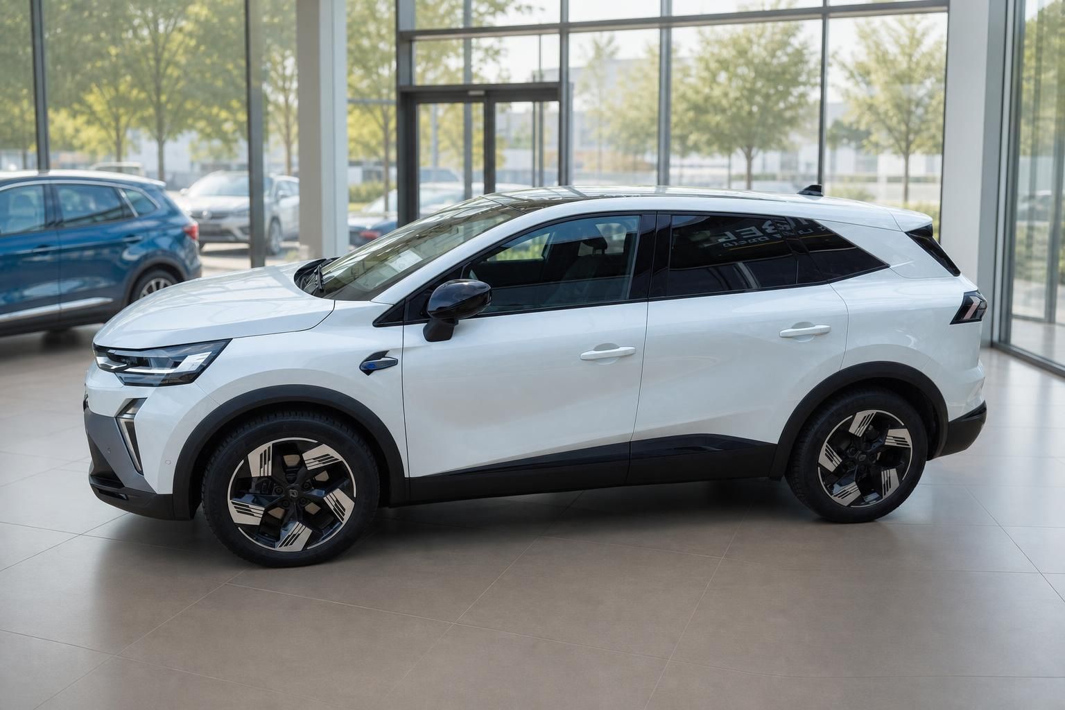 Weißer Renault SUV Profilansicht von der Seite mit schwarzen Designelementen im Autohaus