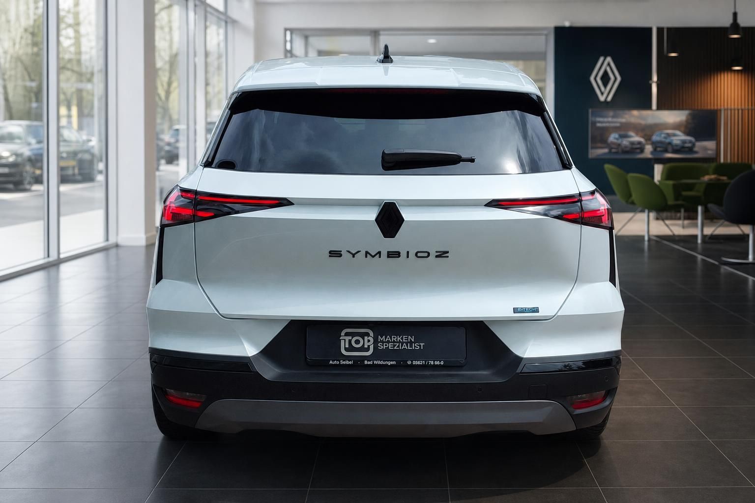 Renault Symbioz SUV Heckansicht weiß mit LED-Rücklichtern und Modellschriftzug