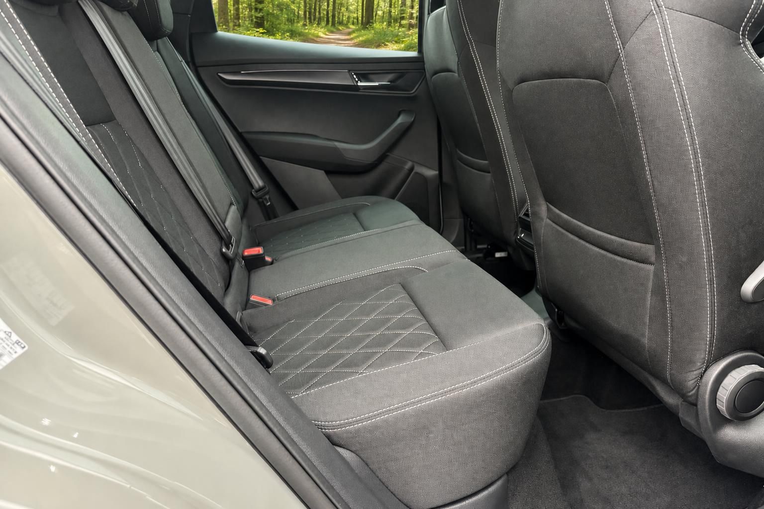Skoda Karoq Fondsitze hinten - Rückbank mit Mittelarmlehne und Stoffbezügen grau