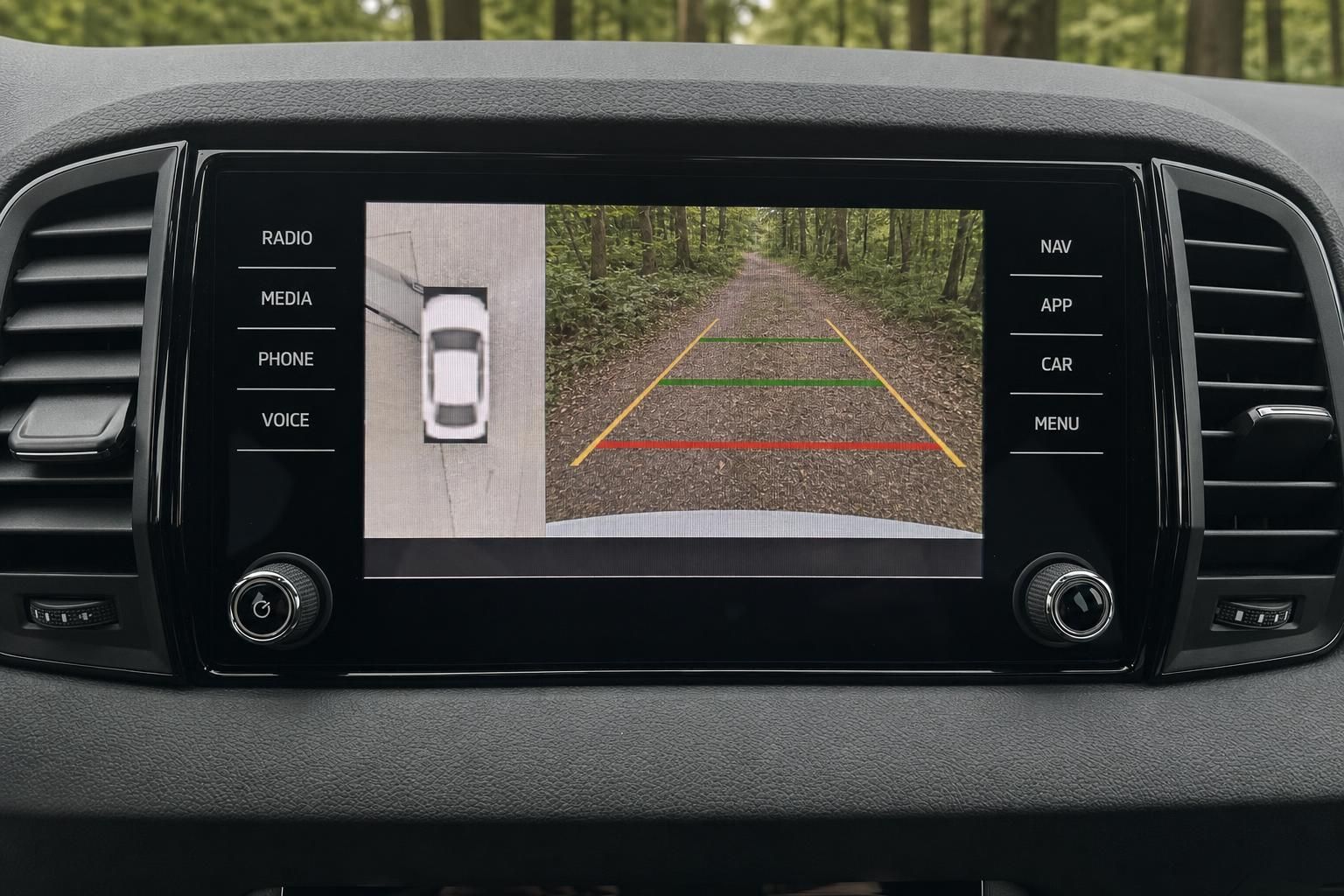 Skoda Infotainment-System mit Rückfahrkamera und Navigationsdisplay im Fahrzeuginnenraum