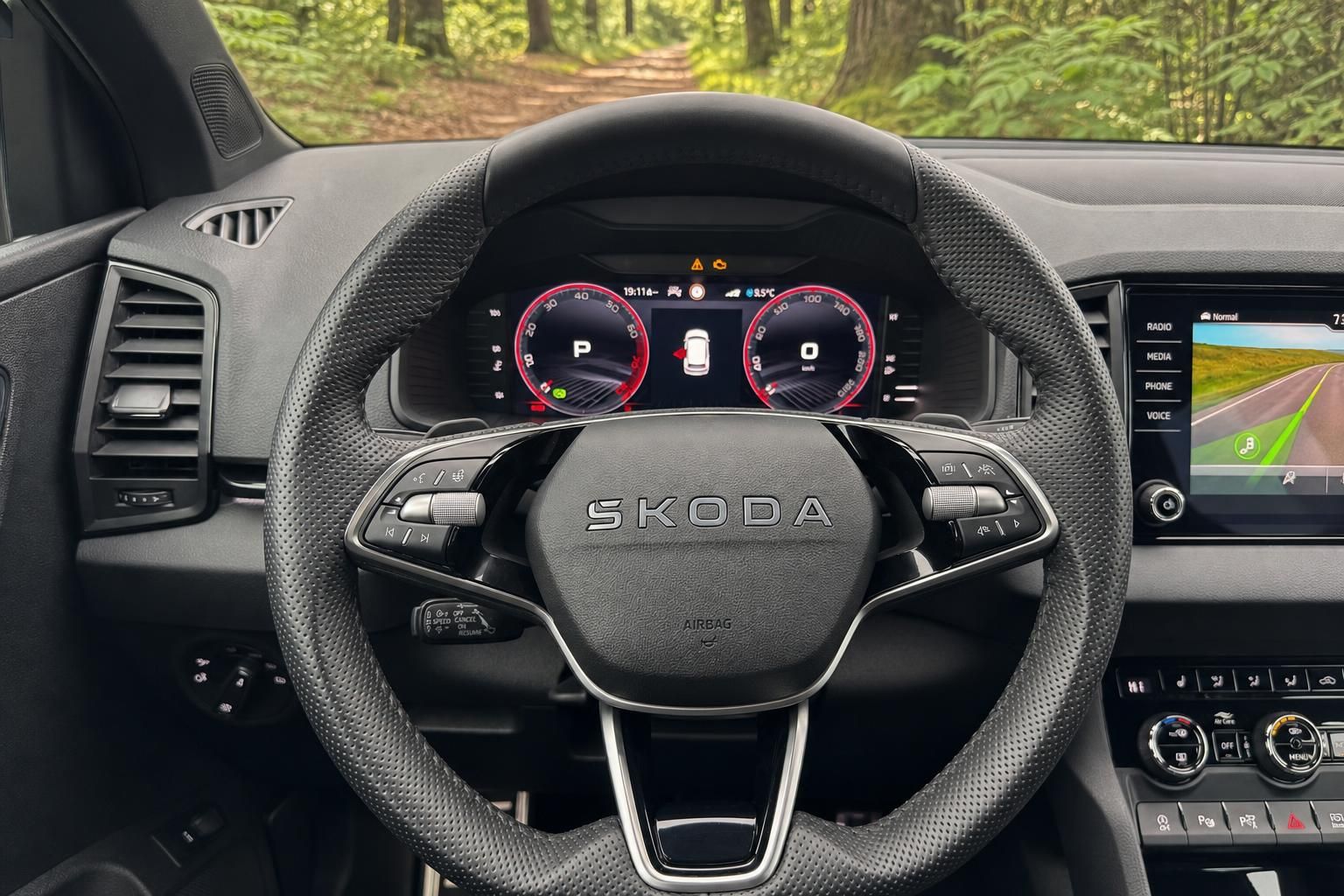 Skoda Lenkrad mit digitalem Kombiinstrument und Multifunktionstasten im Fahrzeuginnenraum