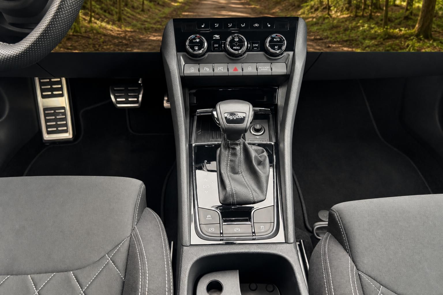 Skoda Mittelkonsole mit Automatikgetriebe, Klimabedienung und Sportpedalen im Innenraum