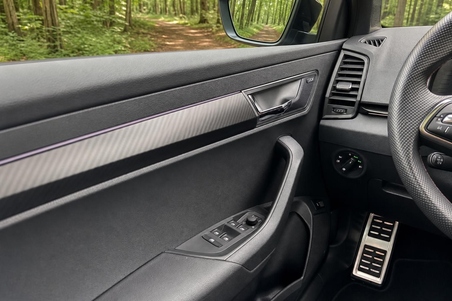 Skoda Fahrerseite mit Türverkleidung, Fensterheberschaltern und Carbon-Dekor im Innenraum