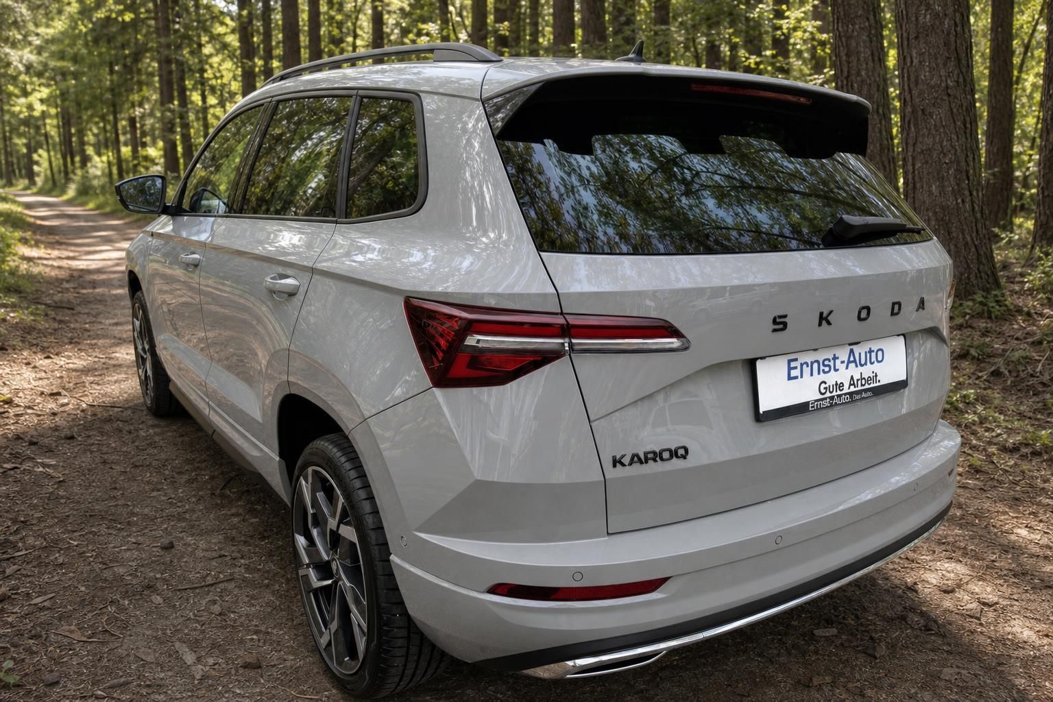 Skoda Karoq SUV weiß Heckansicht - kompakter Geländewagen mit modernem Design