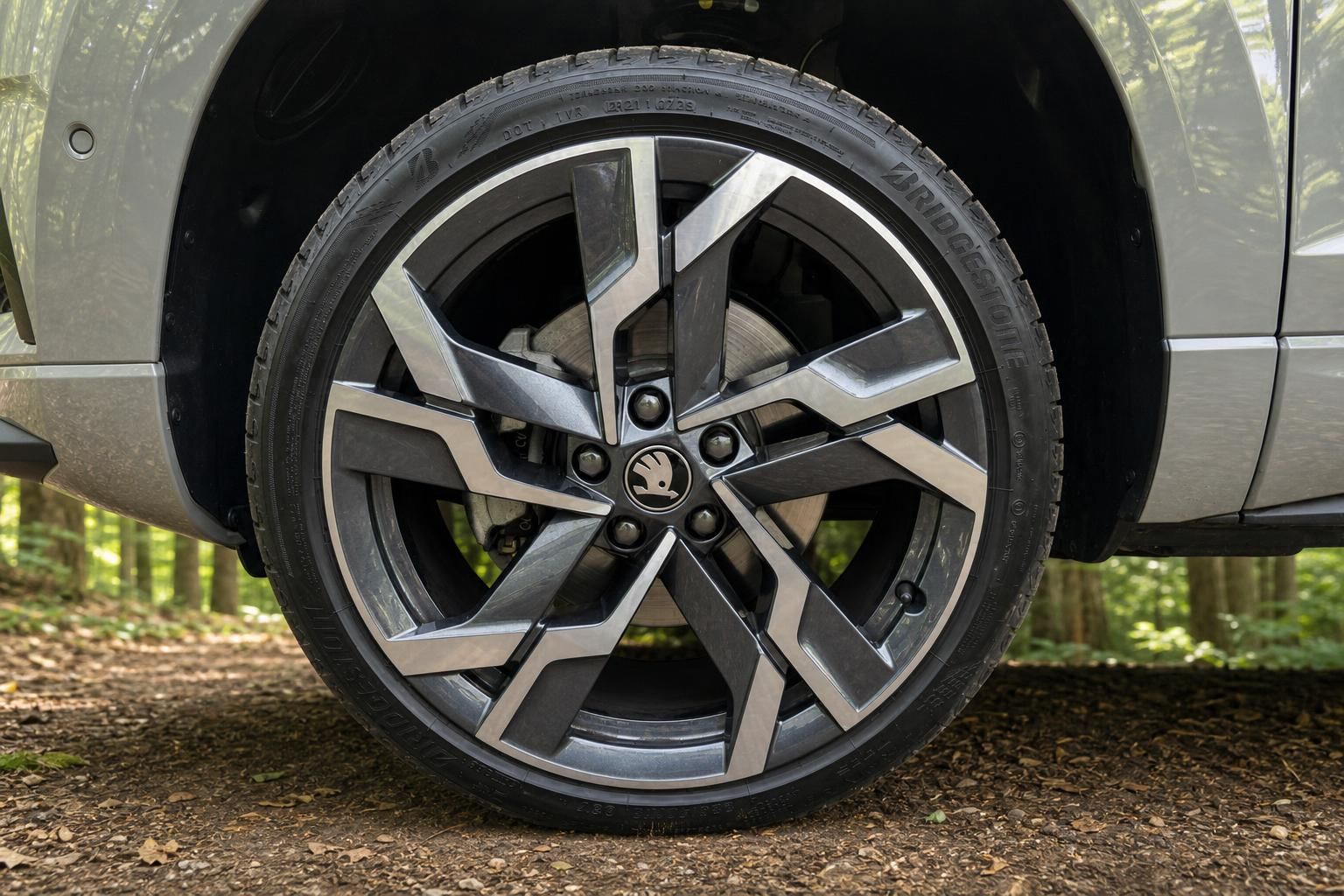 Skoda Karoq Alufelge 19 Zoll anthrazit poliert - Detailaufnahme Rad und Reifen