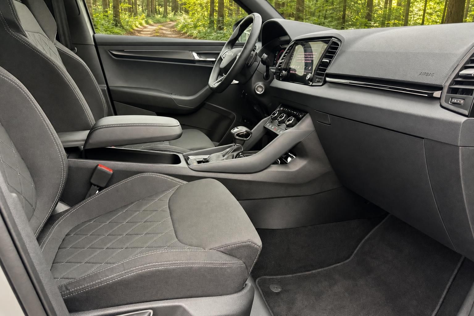 Skoda Karoq Innenraum vorne - Cockpit mit Touchscreen und Stoffsitzen grau
