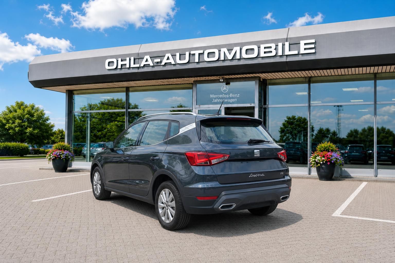 Seat Arona FR dunkelgrau, Heckansicht vor Autohaus Ohla-Automobile