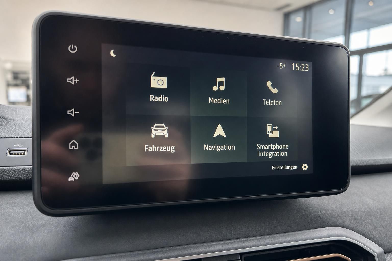 Dacia Touchscreen-Display mit Infotainmentsystem und Navigationsmenü