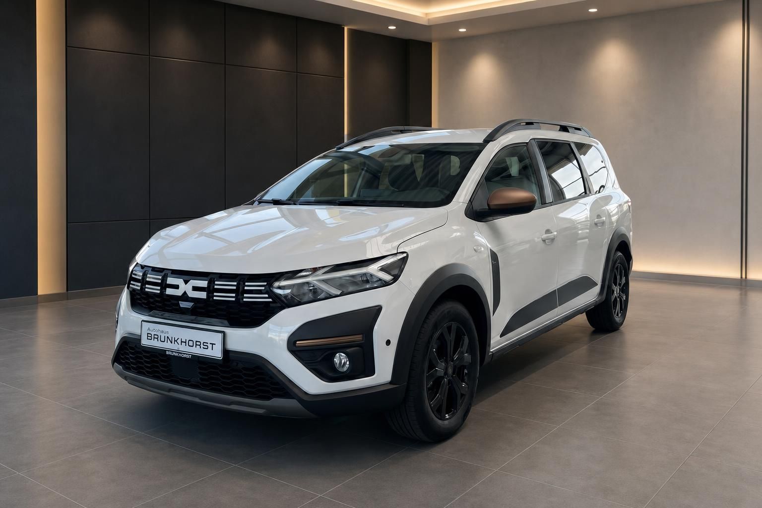 Dacia Jogger weisser SUV Seitenansicht im Autohaus Showroom