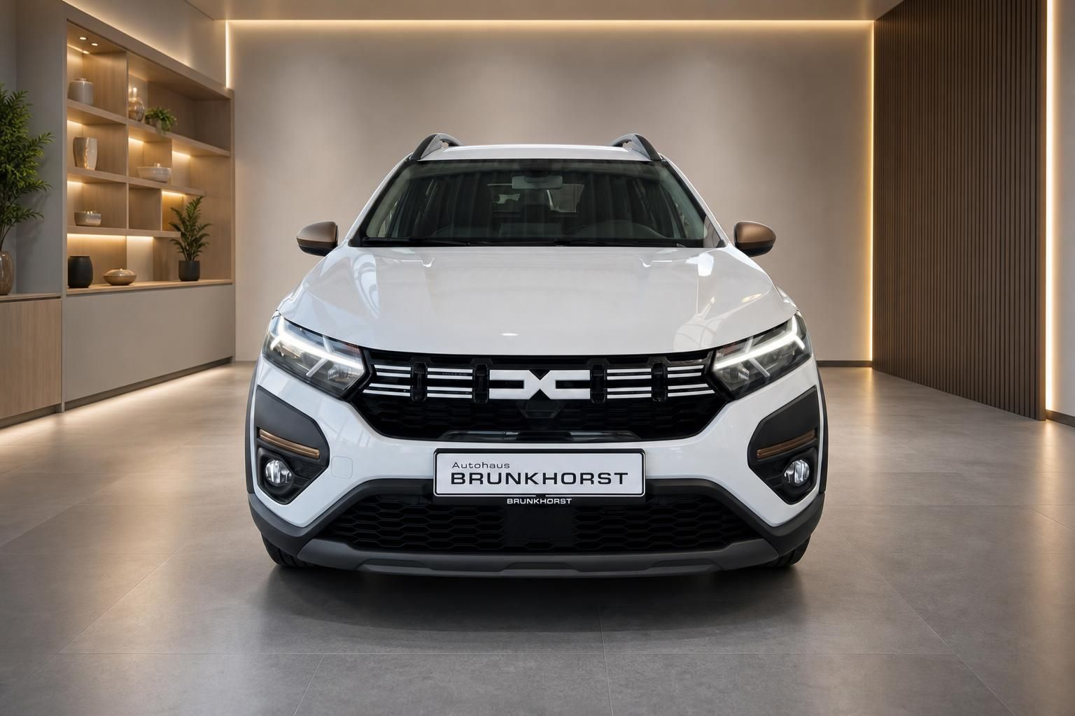 Dacia Jogger weiss Frontansicht mit schwarzem Kuehlergrill im Autohaus