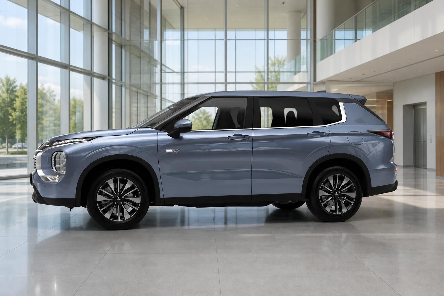 Mitsubishi Outlander PHEV Seitenansicht in Silberblau im Autohaus