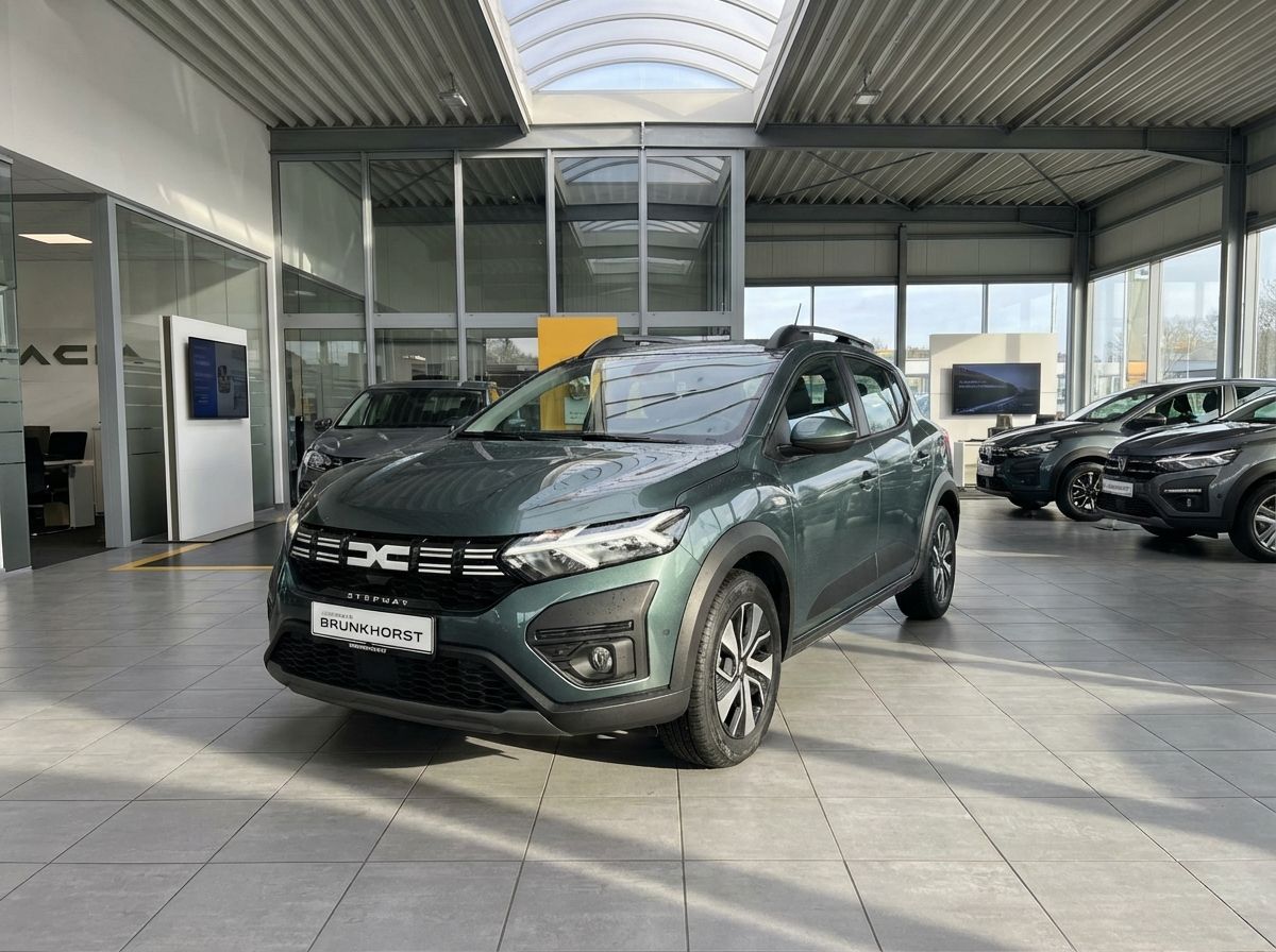 Grüner Dacia Sandero Stepway im Autohaus Brunkhorst Showroom Frontansicht