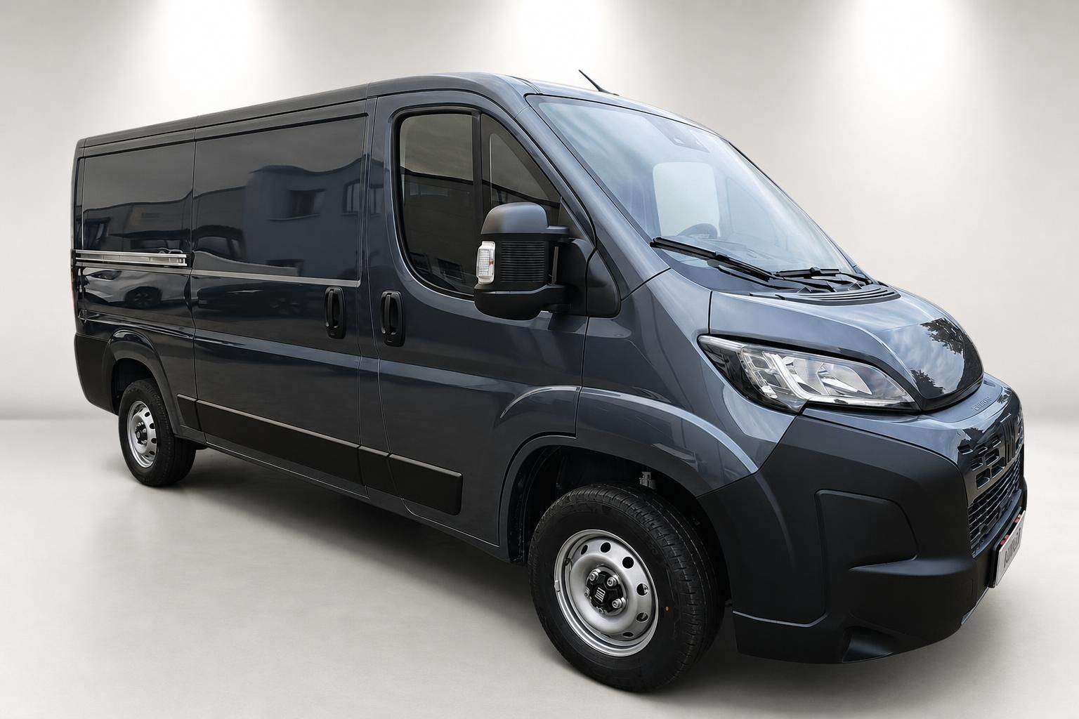 Fiat Ducato Kastenwagen dunkelgrau, Frontansicht schraeg im Studio
