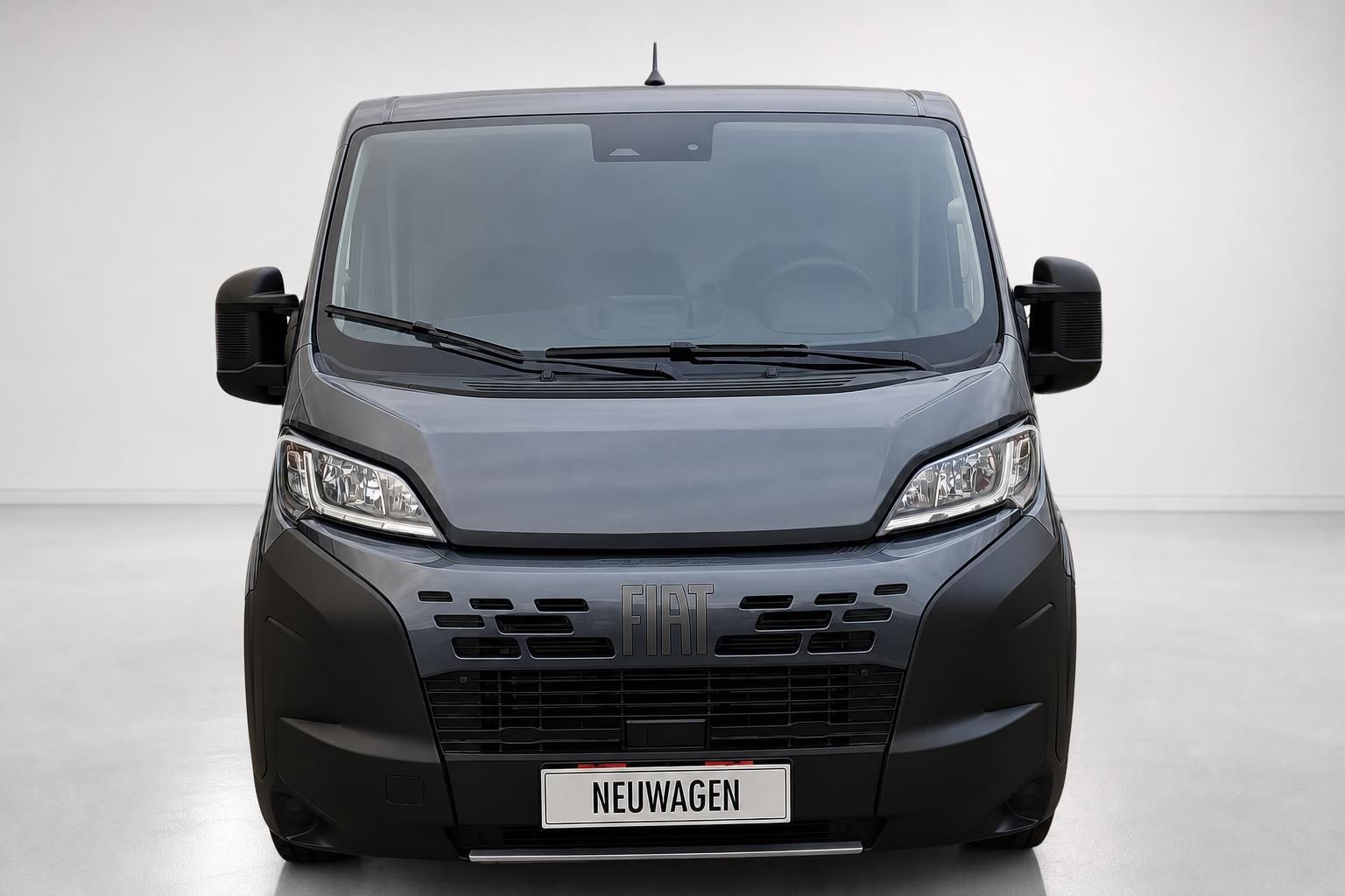 Fiat Ducato Transporter Frontansicht in Grau, Neuwagen im Studio