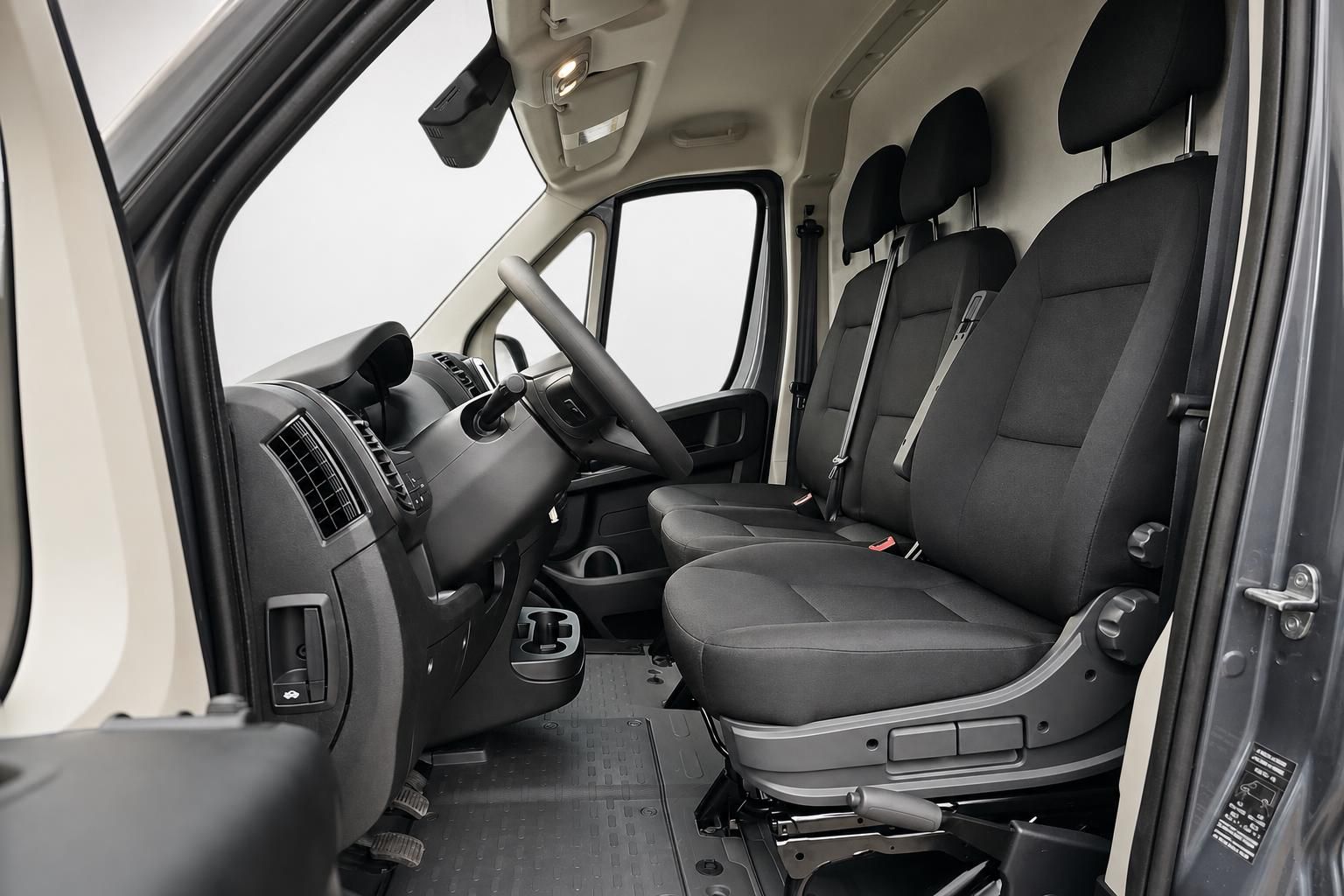 Fiat Ducato Innenraum Fahrersitze und Armaturenbrett Ansicht